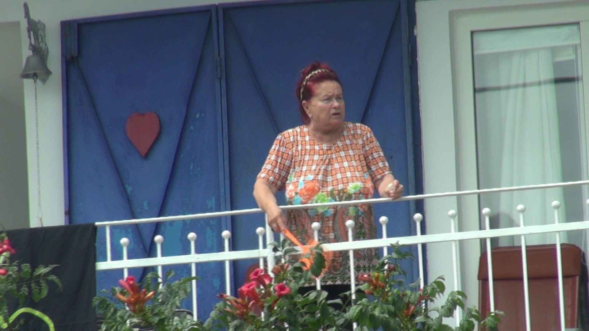 Se incrunta in momentul in care vecinii sai turisti ii aduc la cunostinta ceva care pare ca-i displace vedetei