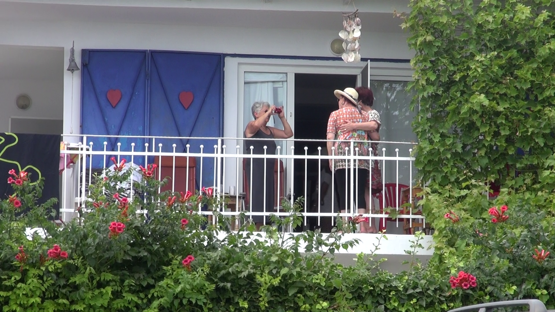 Ca sa dea bine in poze, actrita isi ascunde chipul sub o pereche de ochelari de soare si isi pune o palarie de paie pe cap