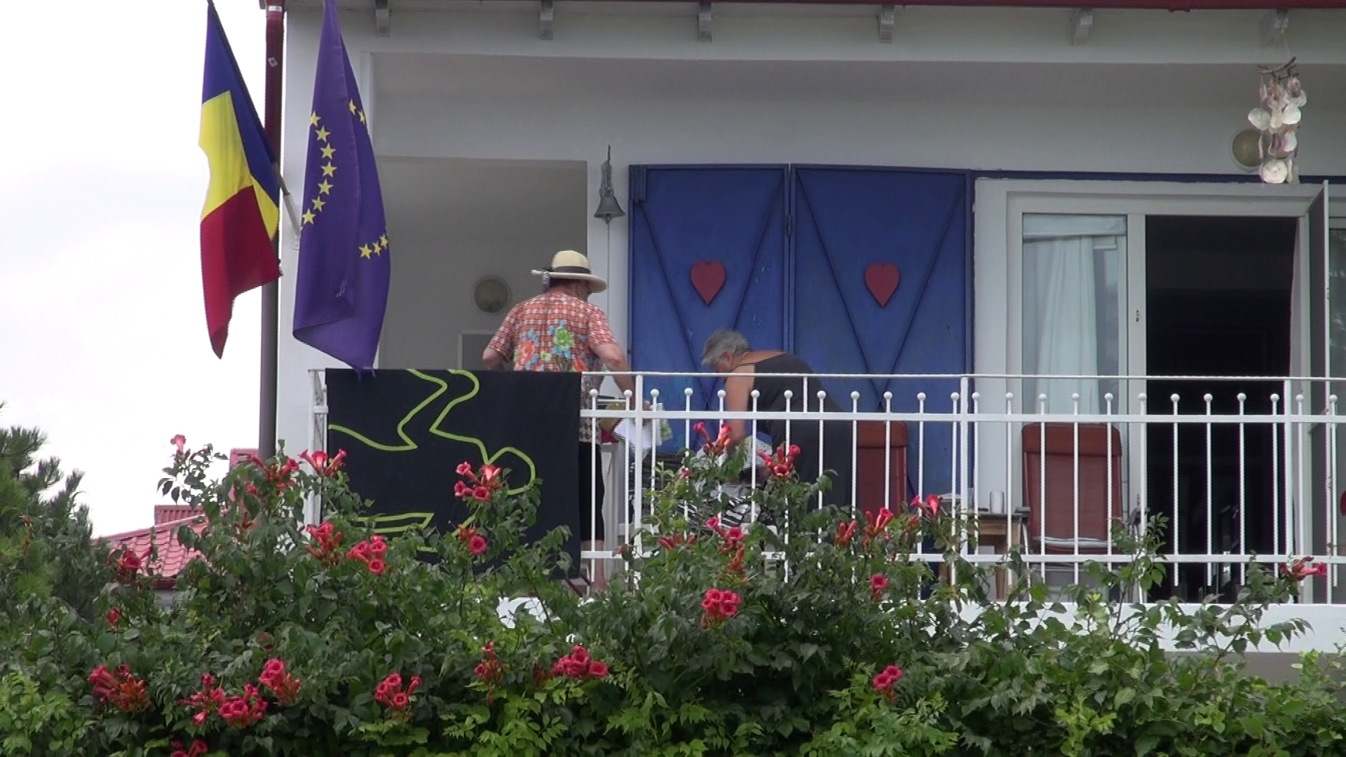 Actrita face putina ordine pe balcon