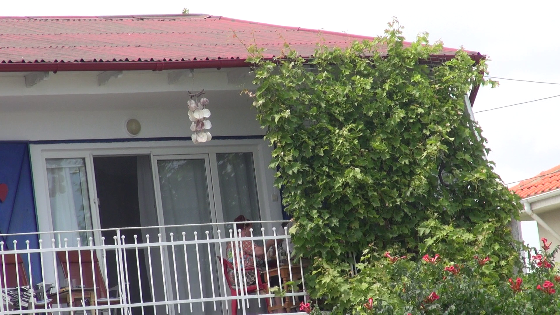 Actrita si prietenii sai iau masa pe balcon