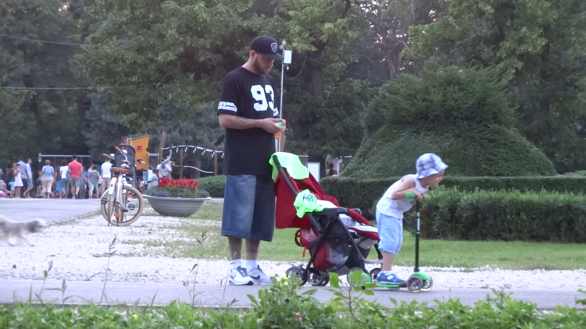 Baietelul cel mare s-a dat singur cu trotineta, prin parc