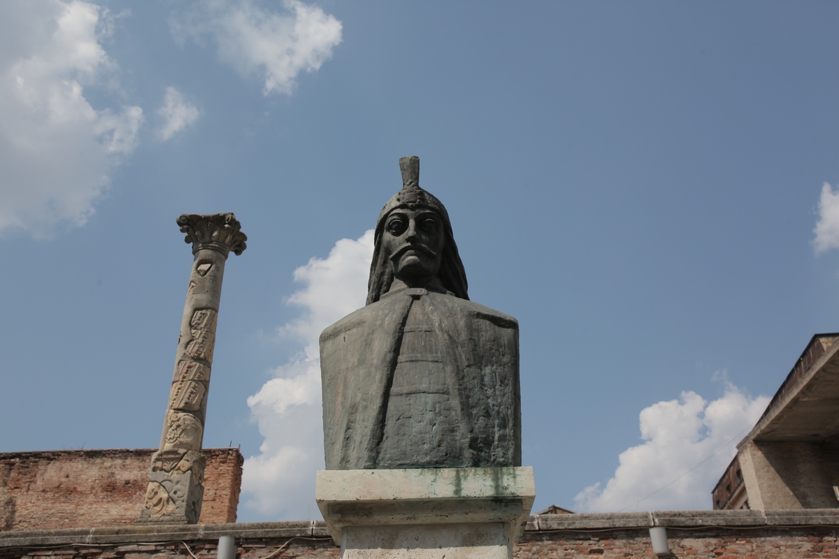 Batranii din Centrul Istoric spun ca fantoma lui Vlad Dracul inca bantuie Curtea Veche