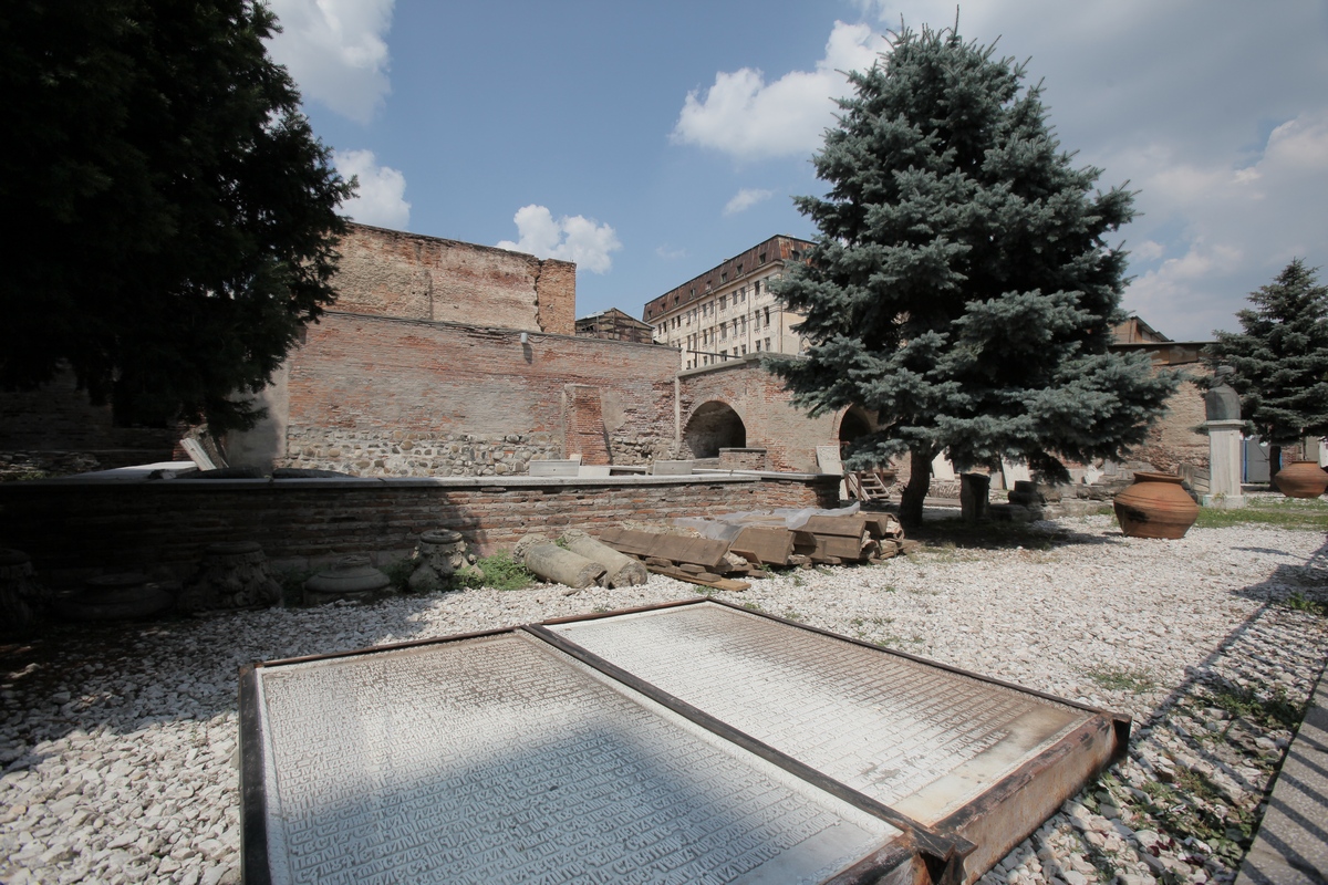 Se spune ca domnitorul Mircea Ciobanu a vrut sa distruga cetatea pentru a o reconstrui, dar numai un zid a ramas in picioare