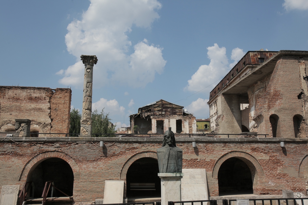 Curtea Veche este situata la intrarea in Centrul Istoric, la doi pasi de Hanul lui Manuc