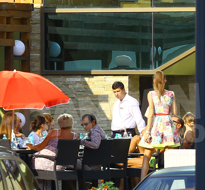 Mazare a schimbat cateva vorbe cu blonda