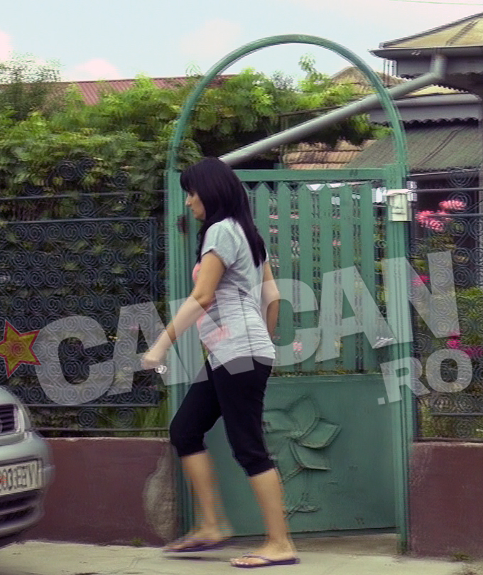 Sotia omul de afaceri a facut mai multe drumuri intre masina si curte