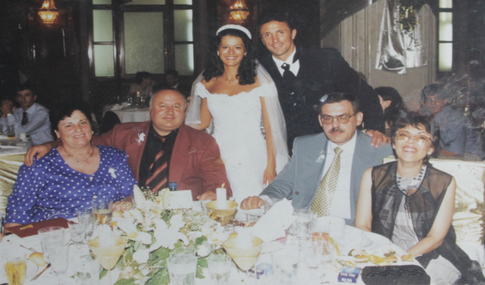 Nicu Gherase a fost invitat de onaore la nunta lui Gica Popescu. Inainte de eveniment s-a ocupat de imaginea fostului international