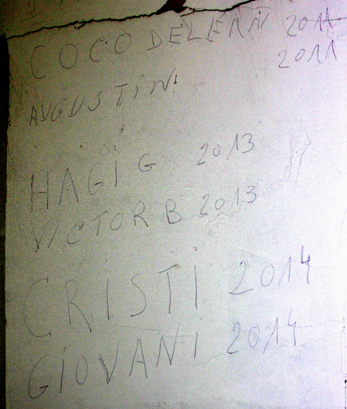 La fiecare inceput de ani, nea Nicu isi noteaza pe peretele din frizerie numele primilor clienti