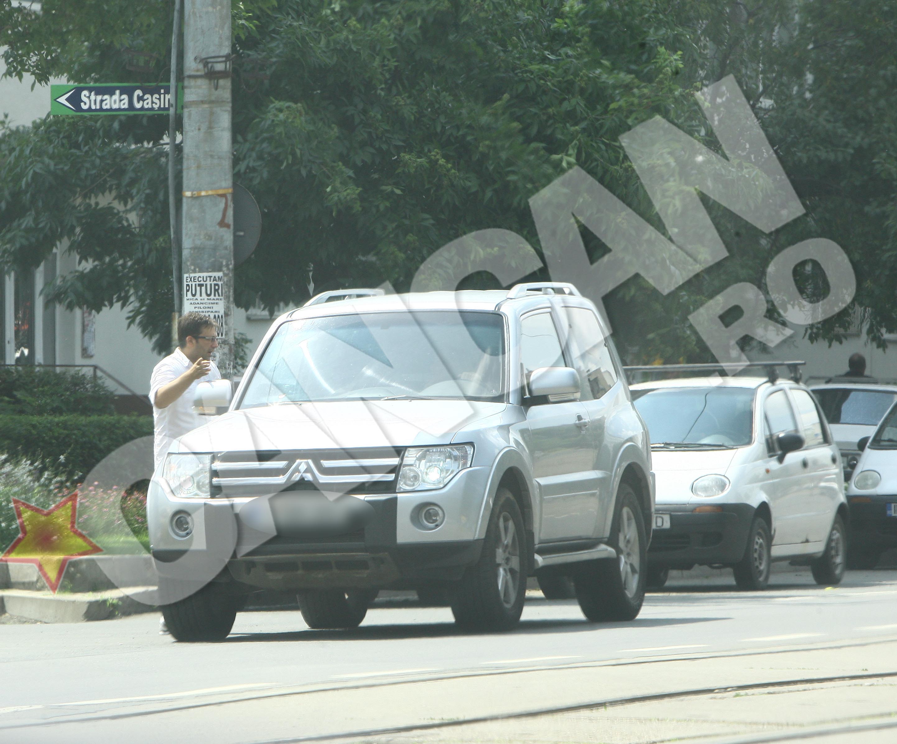 Laura cere ajutorul unui taximetrist