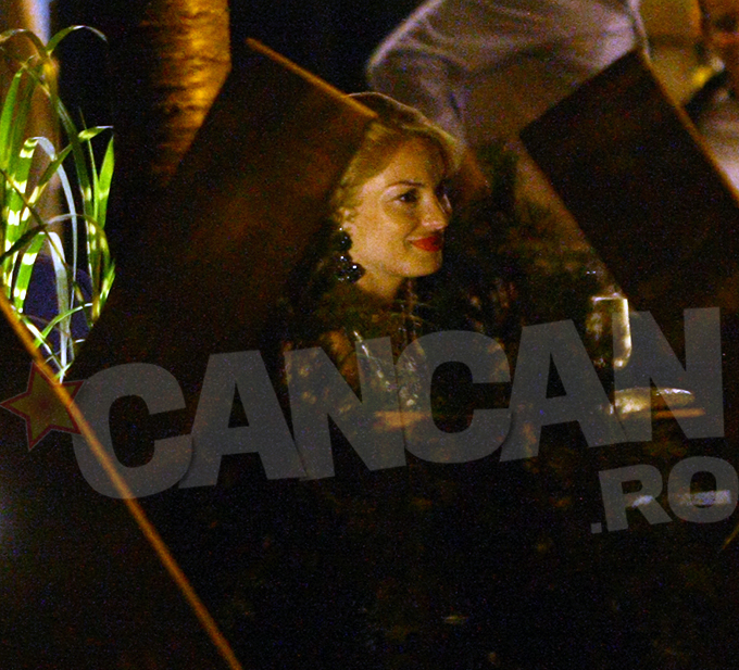 Blonda a fost toata seara numai un zambet, simtindu-se foarte bine in compania prietenelor ei