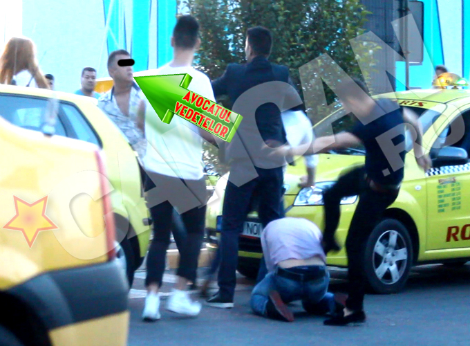 Unul dintre batausi loveste cu piciorul un adversar cazut la pamant