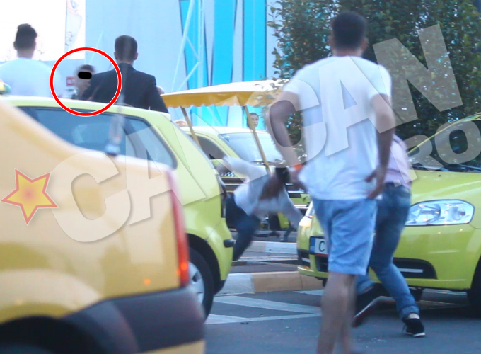 Din pumnul avocatului unul dintre rivali cade la pamant