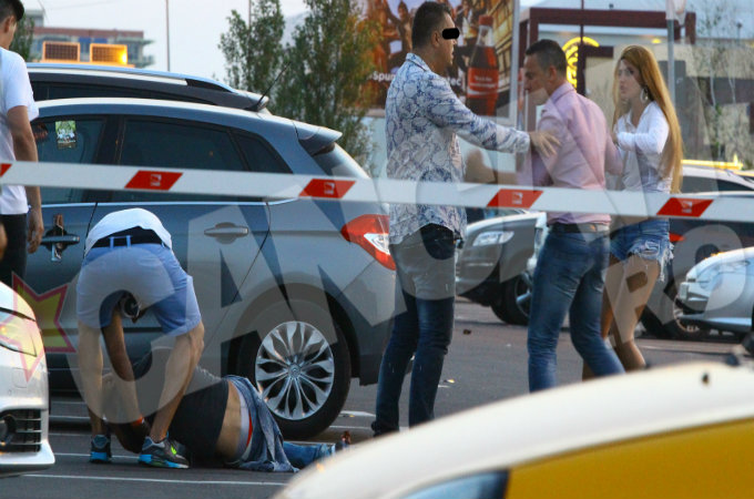 Avocatul incearca sa-l linisteasca pe unul dintre cei implicati in bataie, in timp ce un alt bataus este KO pe ciment