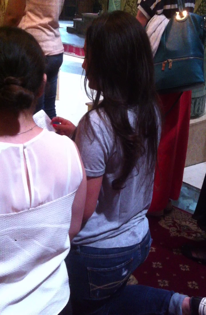 Fetele s-au asezat in genunchi si au citit dintr-o carte de rugaciuni pe care o aveau la ele