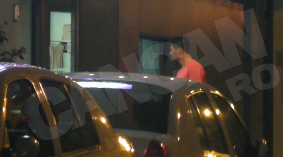 Soferul celor doi a asteptat si el nelinistit in fata clinicii