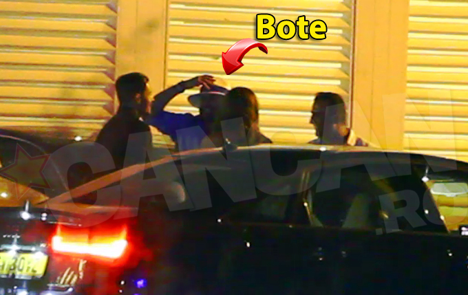 Designerul parea foarte bine dispus si gesticula vesel