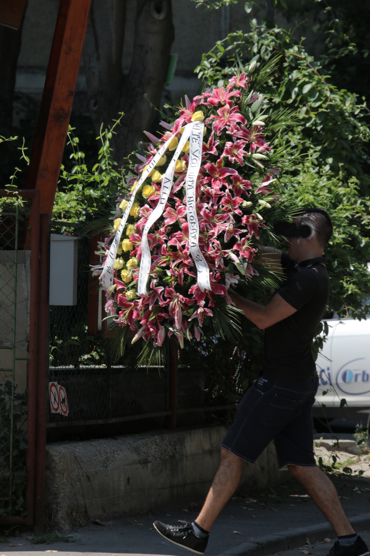 Prietenii tanarului au adus zeci de coroane de flori