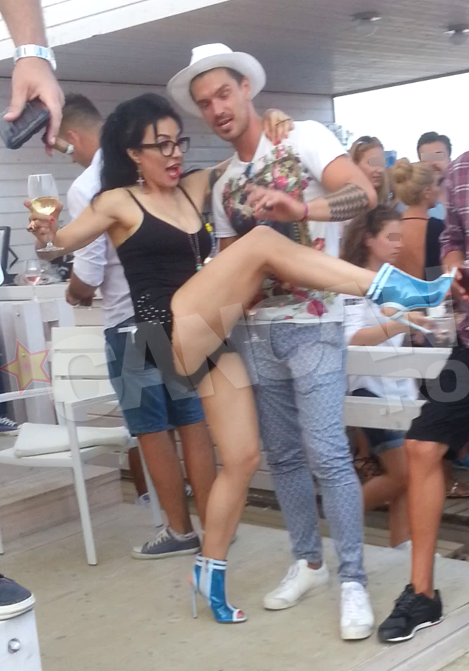 Bruneta si burlacul si-au facut de cap la malul marii