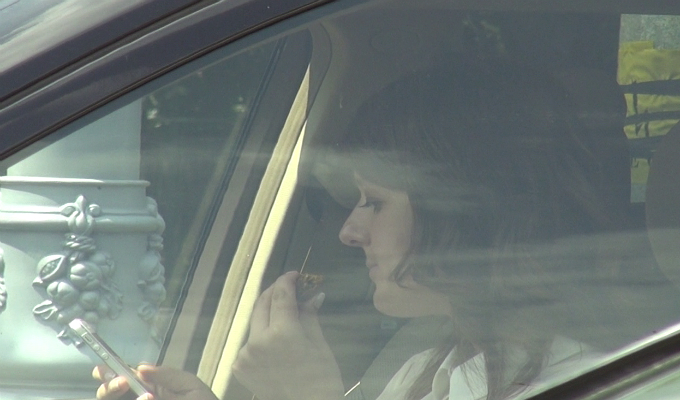 La fiecare oprire la semafor, femeia butoneaza in grada telefonul