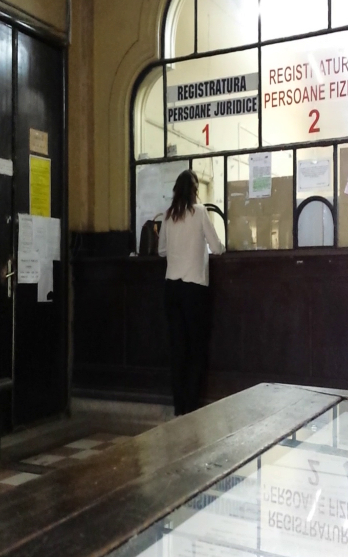 Inainte sa iasa de la Sectia Financiara, femeia se opreste la casierie