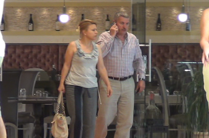 Vasile Avram si sotia ies din restaurantul in care au servit pranzul