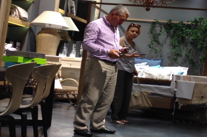 In magazinul de mobila, fostul sef al arbitrilor se uite la mai multe exponate