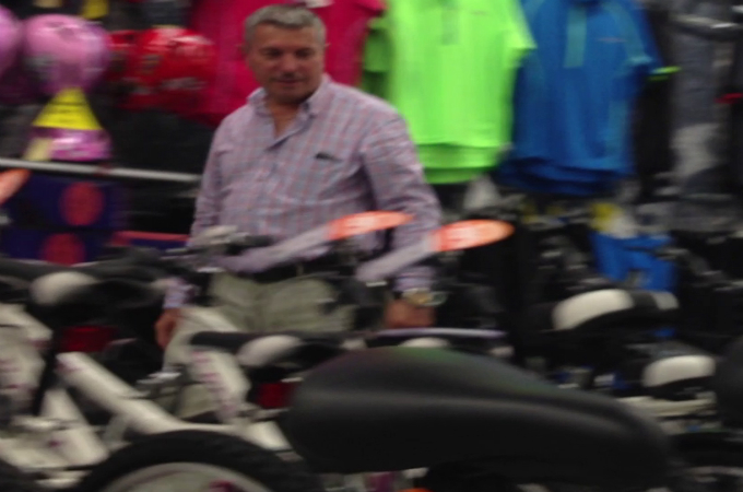 Vasile Avram se uita la standul de biciclete