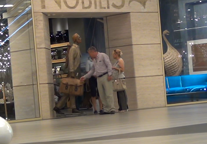 Vasile Avram a fost fascinat de o statueta amplasata la iesirea din magazinul de mobila