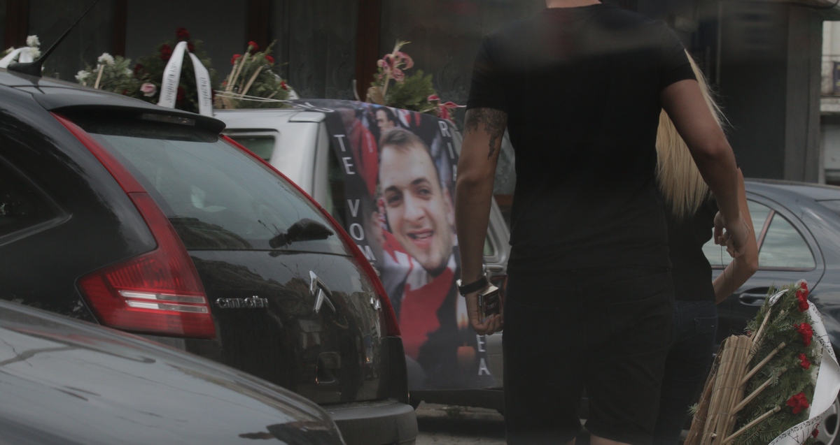 Cand sicriul cu trupul neinsufletit al lui Marian a fost scos din biserica a inceput sa ploua usor