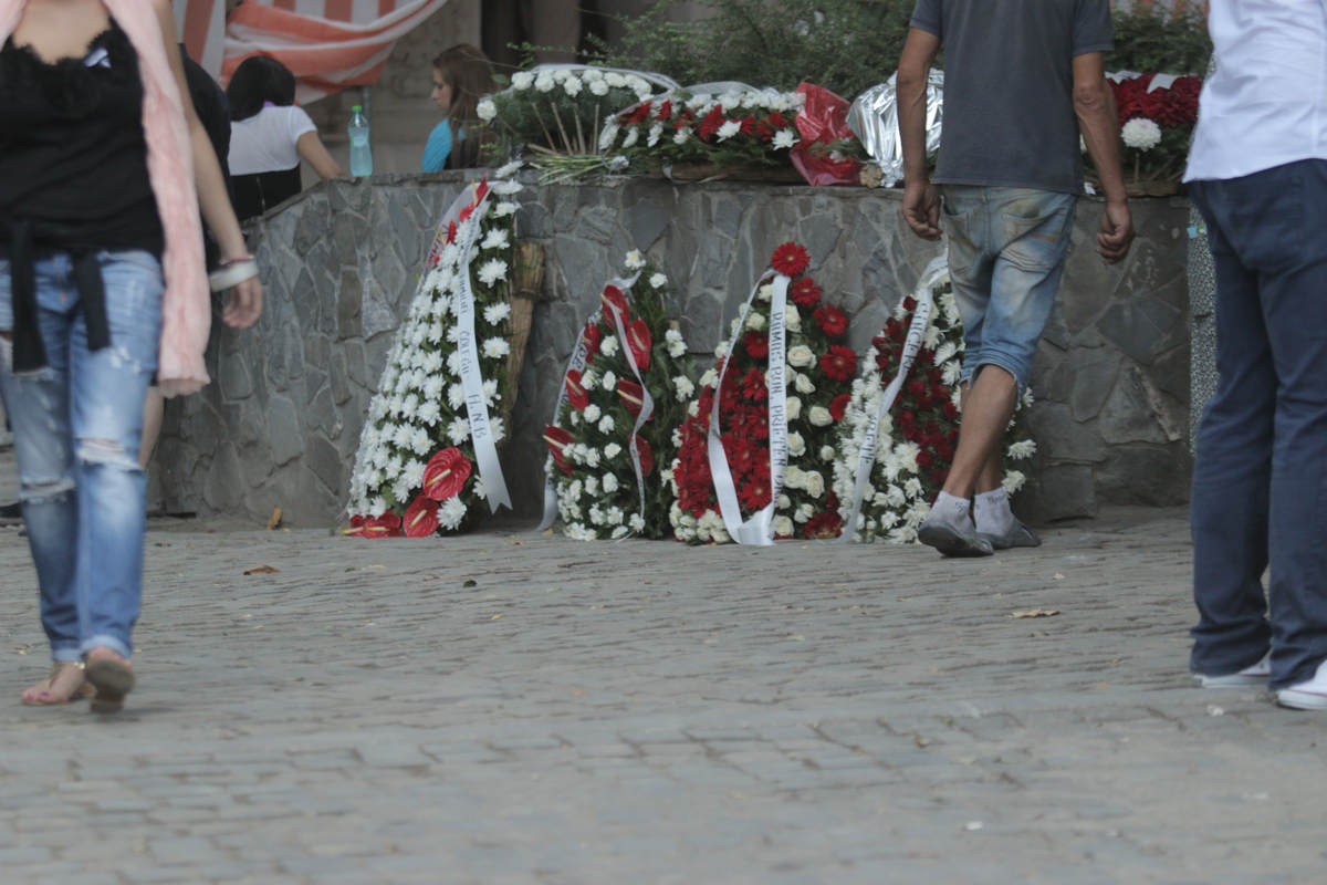 Prietenii si familia au adus zeci de coroane