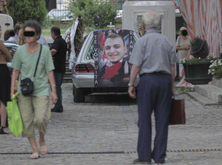 Pe masina funerara a fost pus un banner cu chipul lui marian