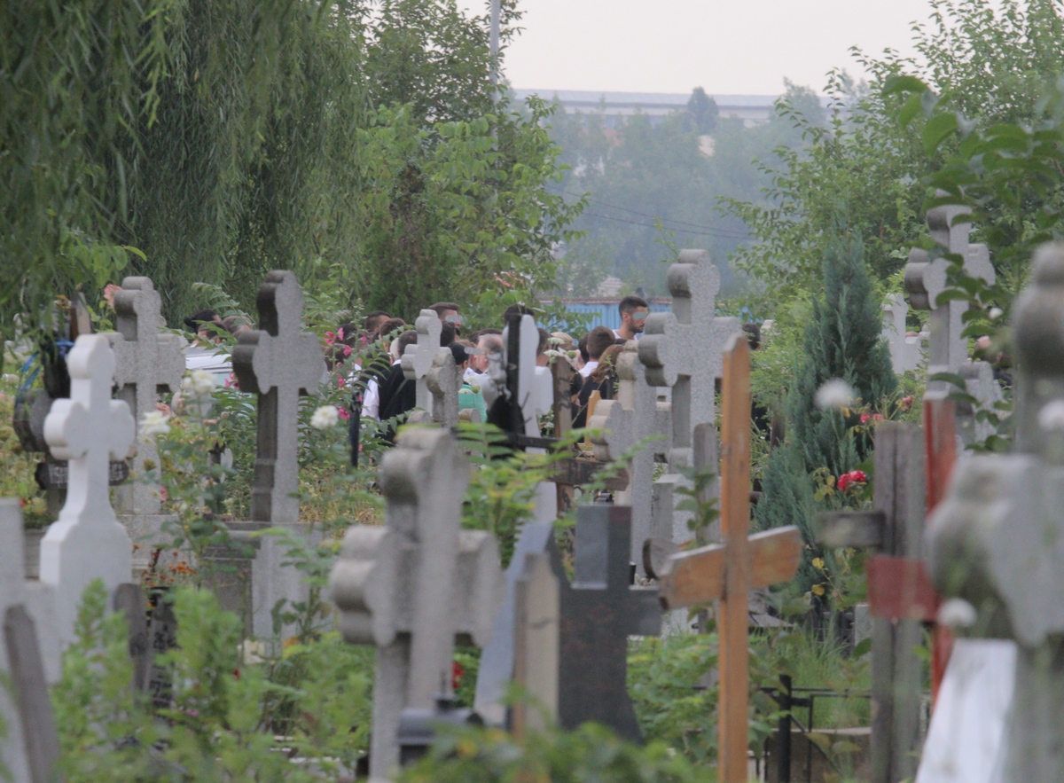 Cimitirul s-a dovedit a fi neincapator pentru cele cateva sute de persoane care au venit sa-i aduca un ultim omagiu lui Marian Mezdrea