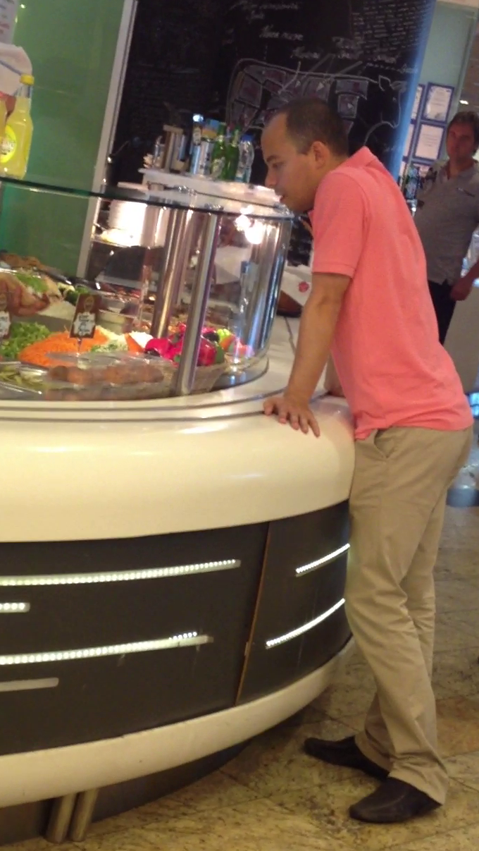 Marius Avram isi alege ingredientele pentru shaorma