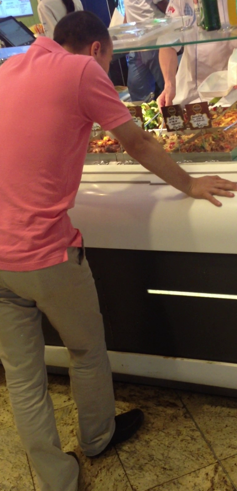 Avram este atent la tot ce pune vanzatorul in caserole