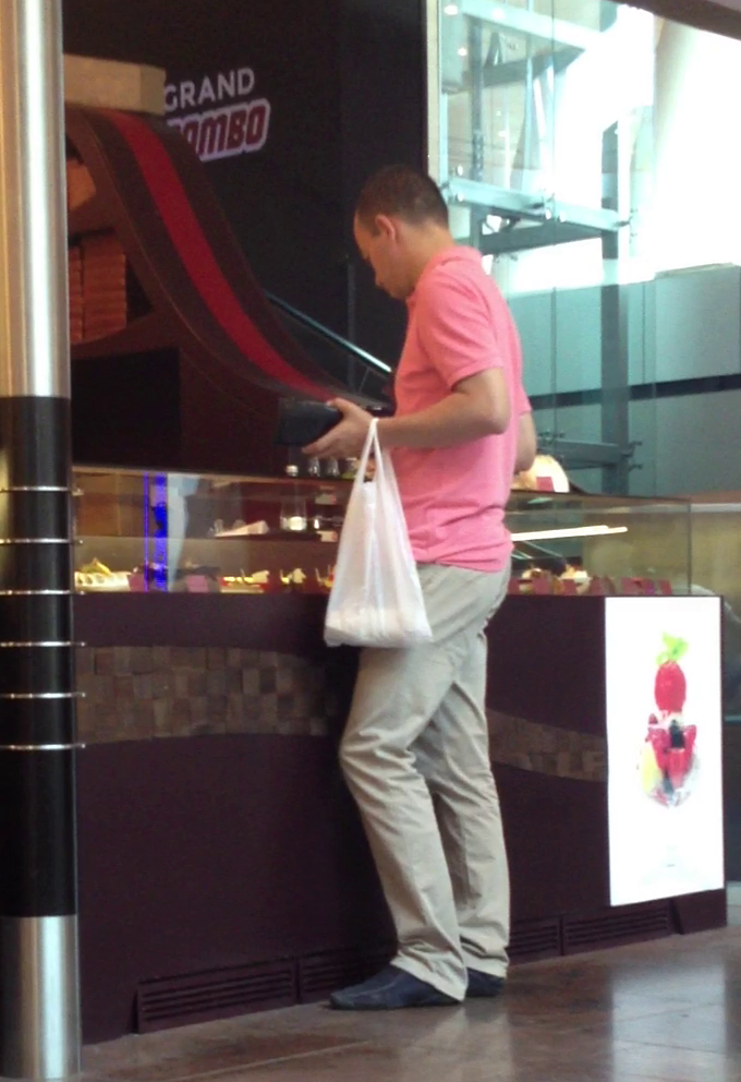 La final, Avram s-a oprit la standul cu prajituri