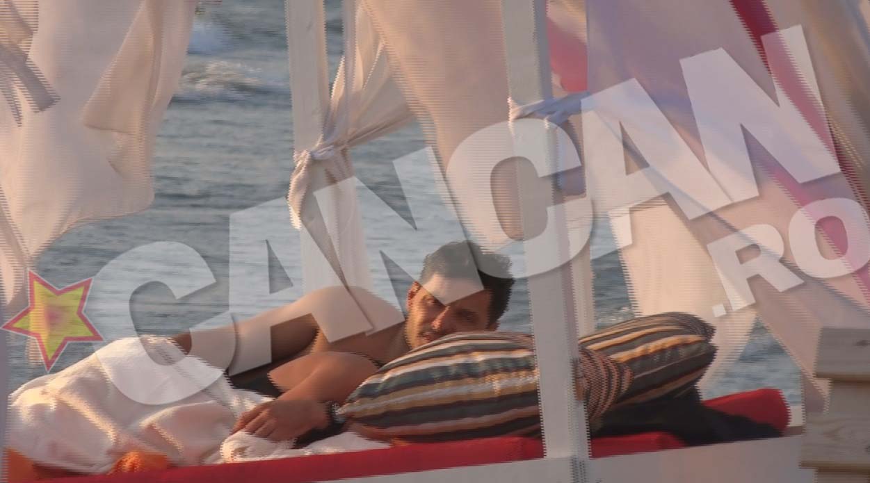 Din cand in cand, prezentatorul mai ridica un ochi din baldachin pentru a se asigura ca nu il vede nimeni