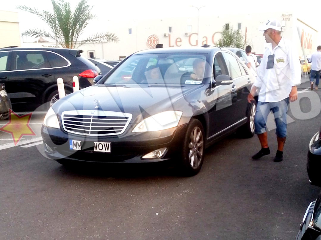 Un parcagiu le sare in ajutor si le spune unde sa lase masina