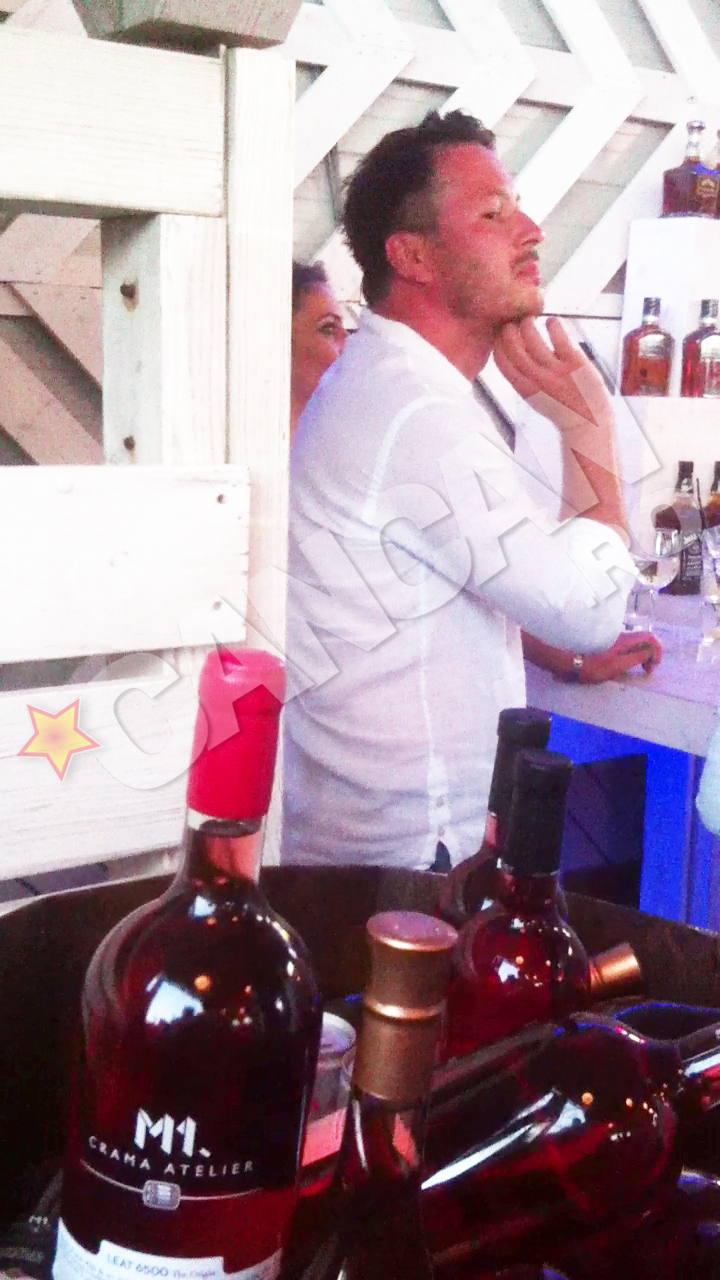 Senatorul pare ca se gandeste daca e bine sau nu sa bea si el un sprit, avand in vedere ca era cu masina