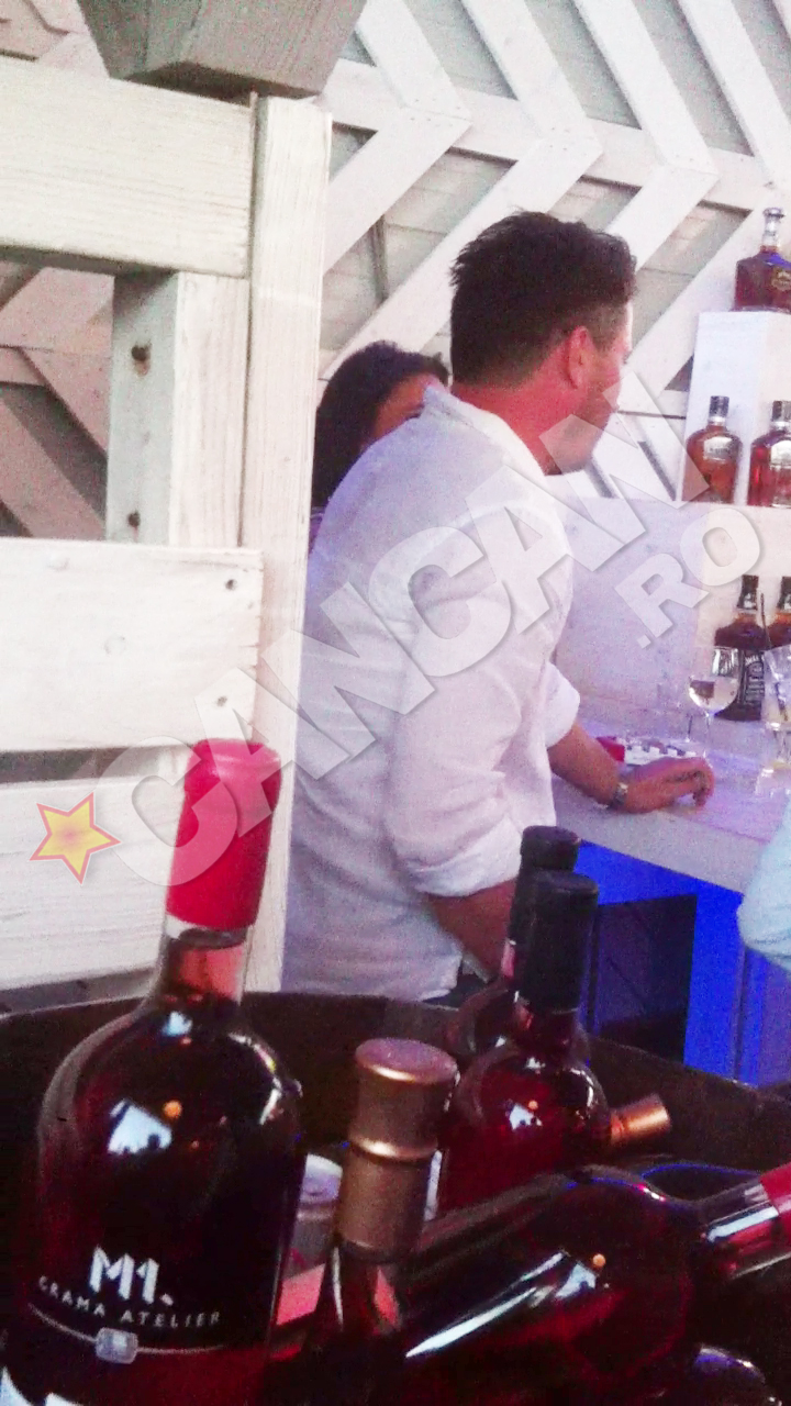 Parlamentarul si iubita lui, Saya, au baut vin alb