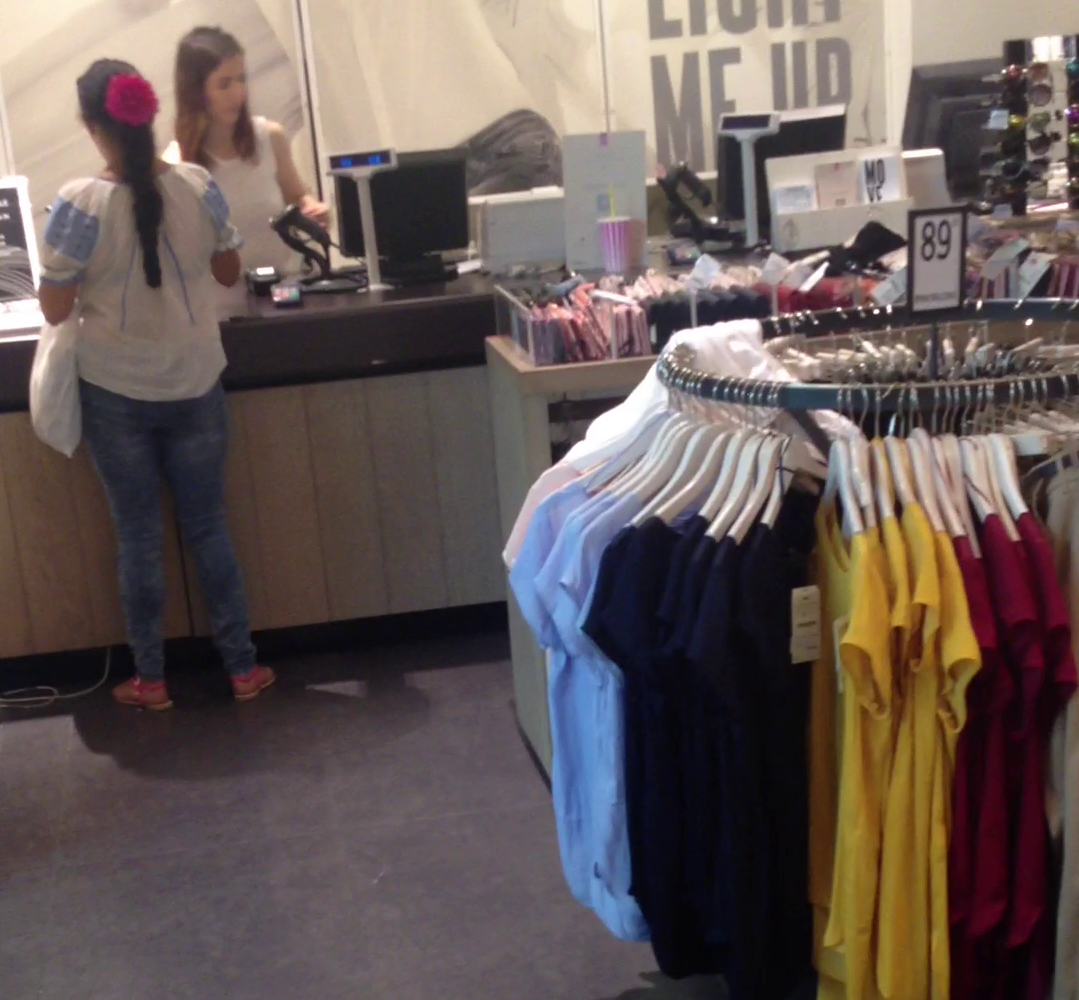 Jesica isi plateste la casa cumparaturile pe care le-a facut