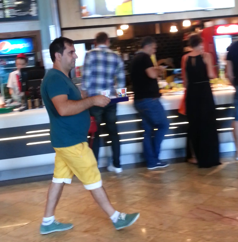 Sotul Jesicai a cumparat produsele de la fast-food si se indreapta spre masa unde il asteapta sotia si fiul sau