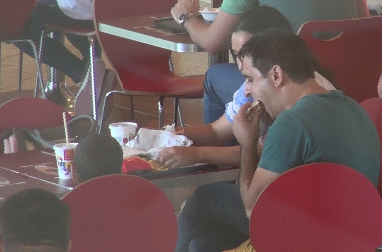 Sotul Jesicai savureaza si el un hamburger