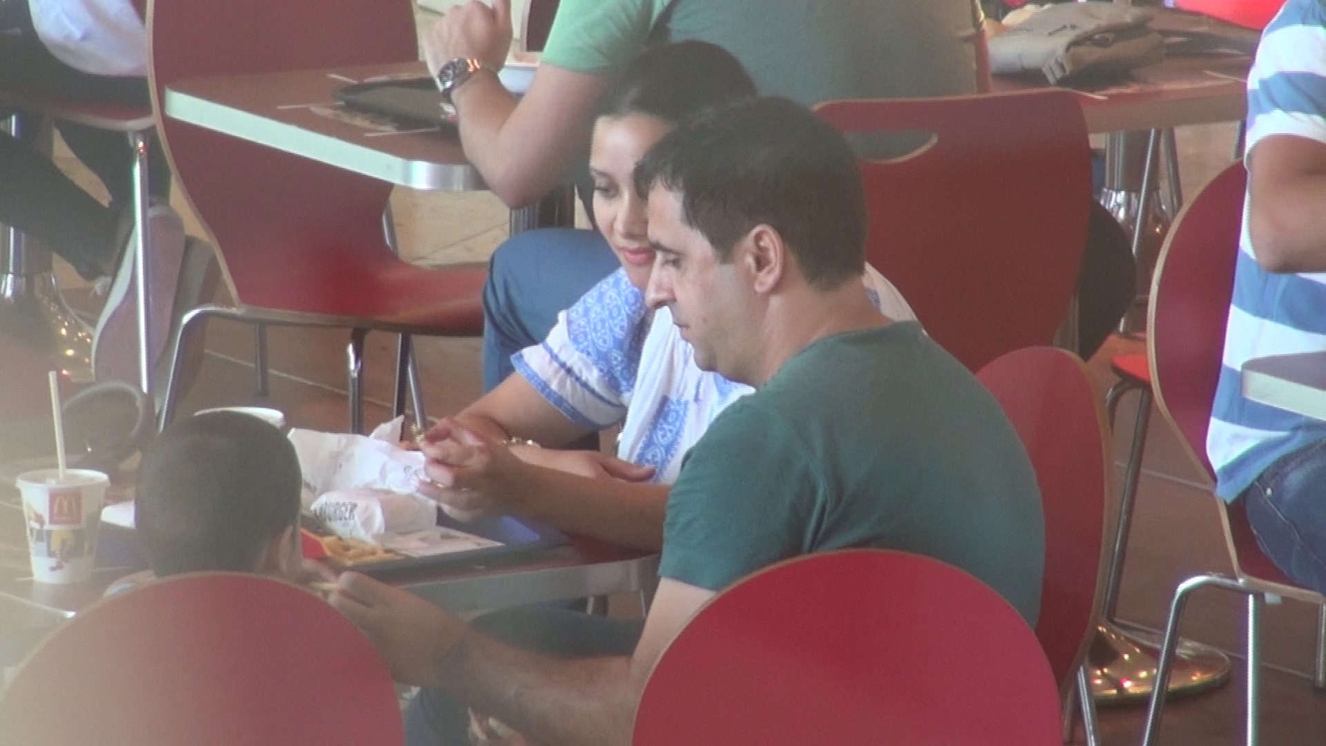 Tatal micutului ii intinde acestuia niste cartofi prajiti, incercand sa-l convinga sa manance