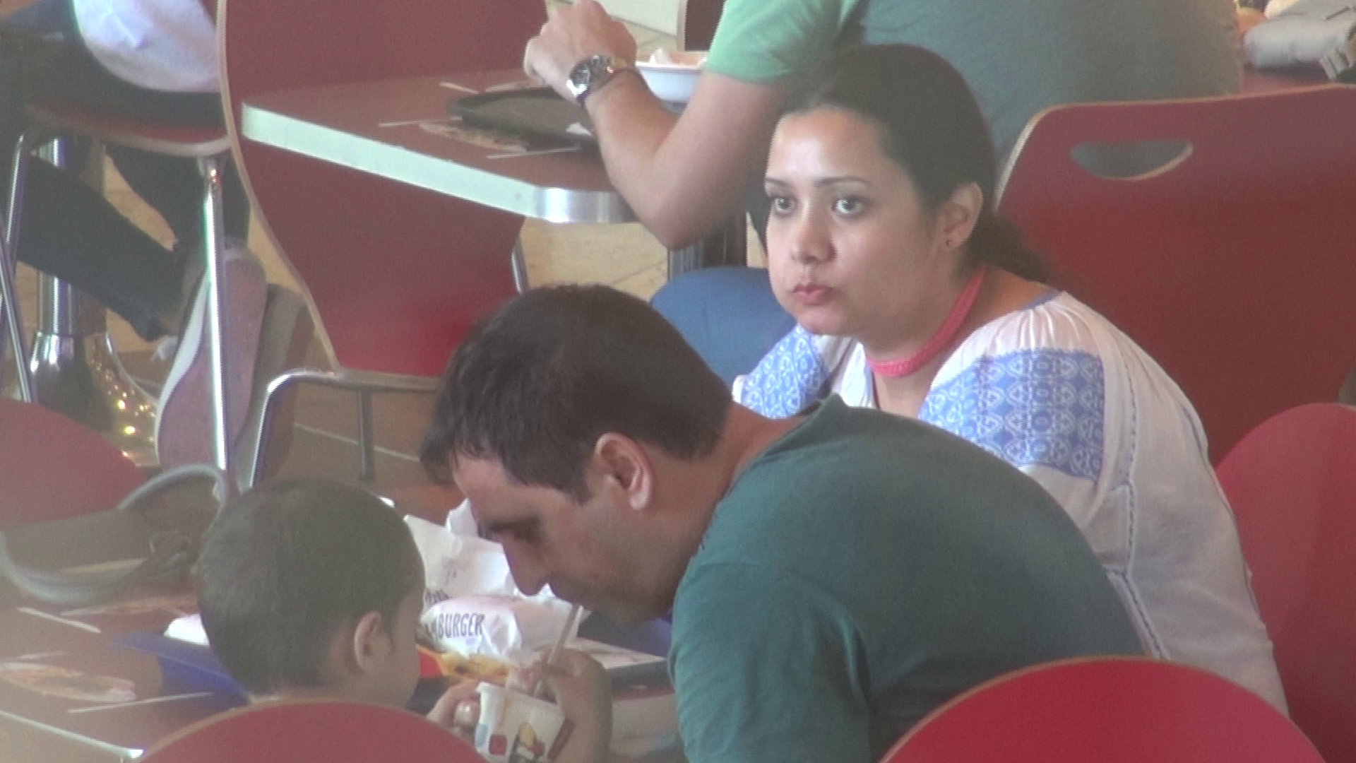 Cu gura plina, Jesica priveste spre fiul sau, pe care nu pare sa-l inteleaga de ce refuza sa manance