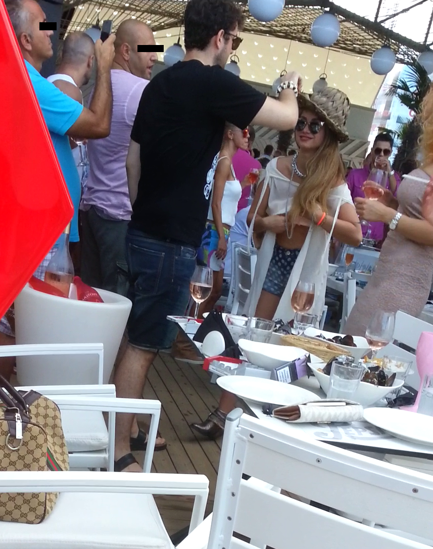 Victoras face o gluma cu Alexandra si ii pune pe cap palaria lui