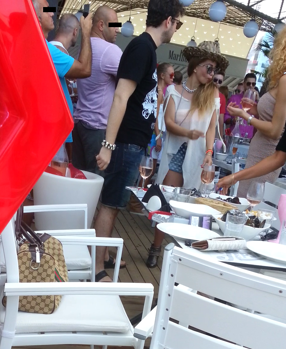 Milionarul si iubita lui se zbantuie pe ringul de dans improvizat