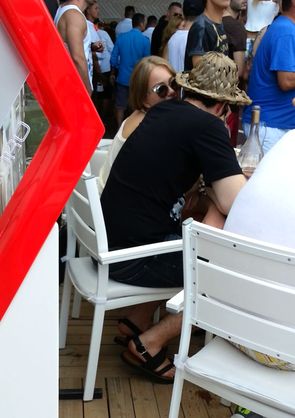 Alexandra ii spune ceva la ureche iubitului sau