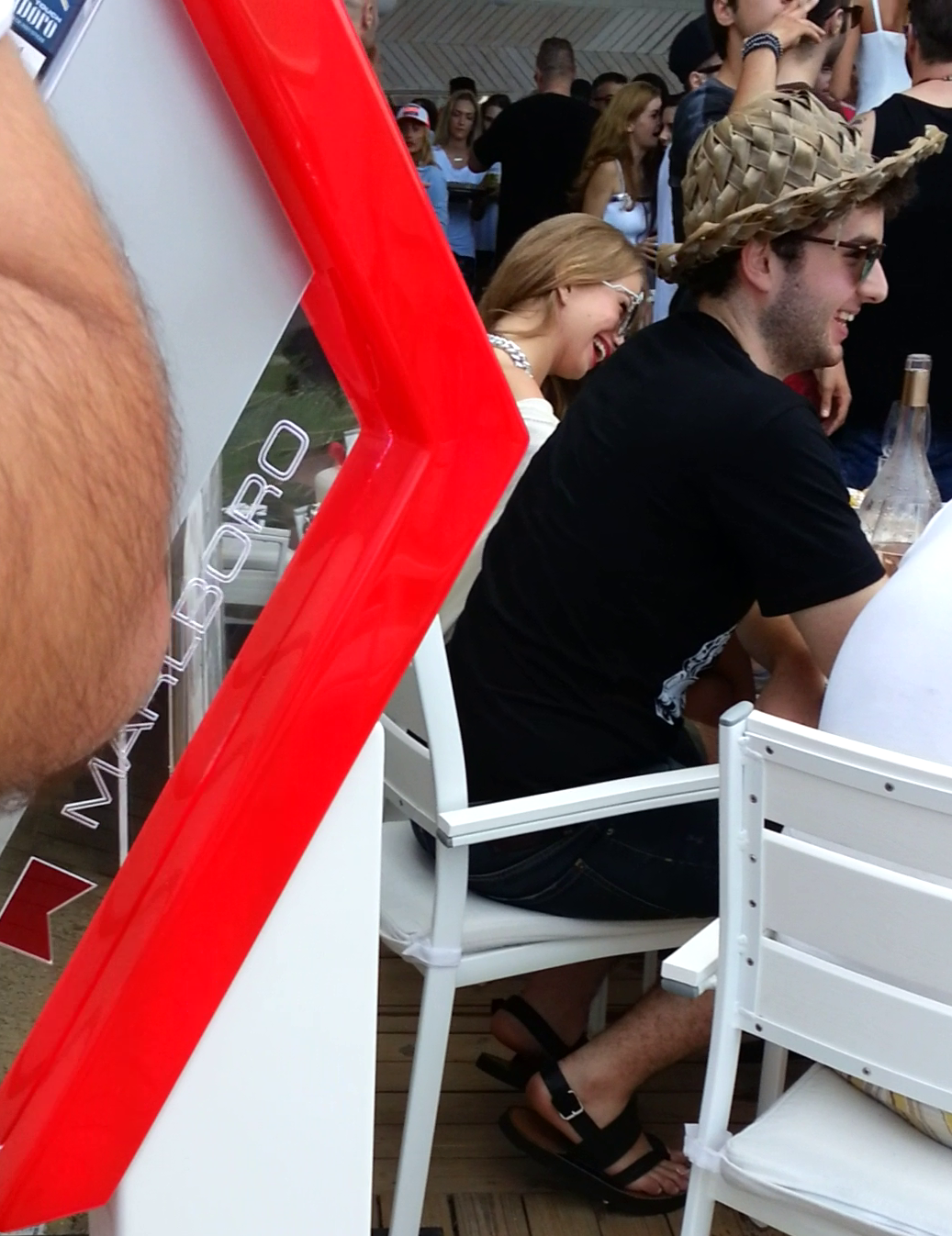 Cei doi indragostiti rad cu gura pana la urechi