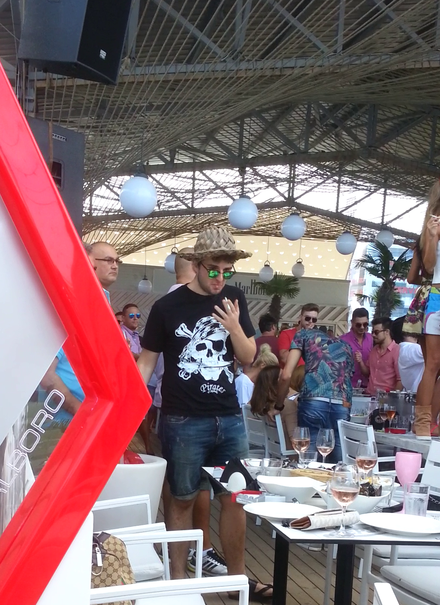 Masa la care a stat excentricul milionar a fost plina cu bautura scumpa