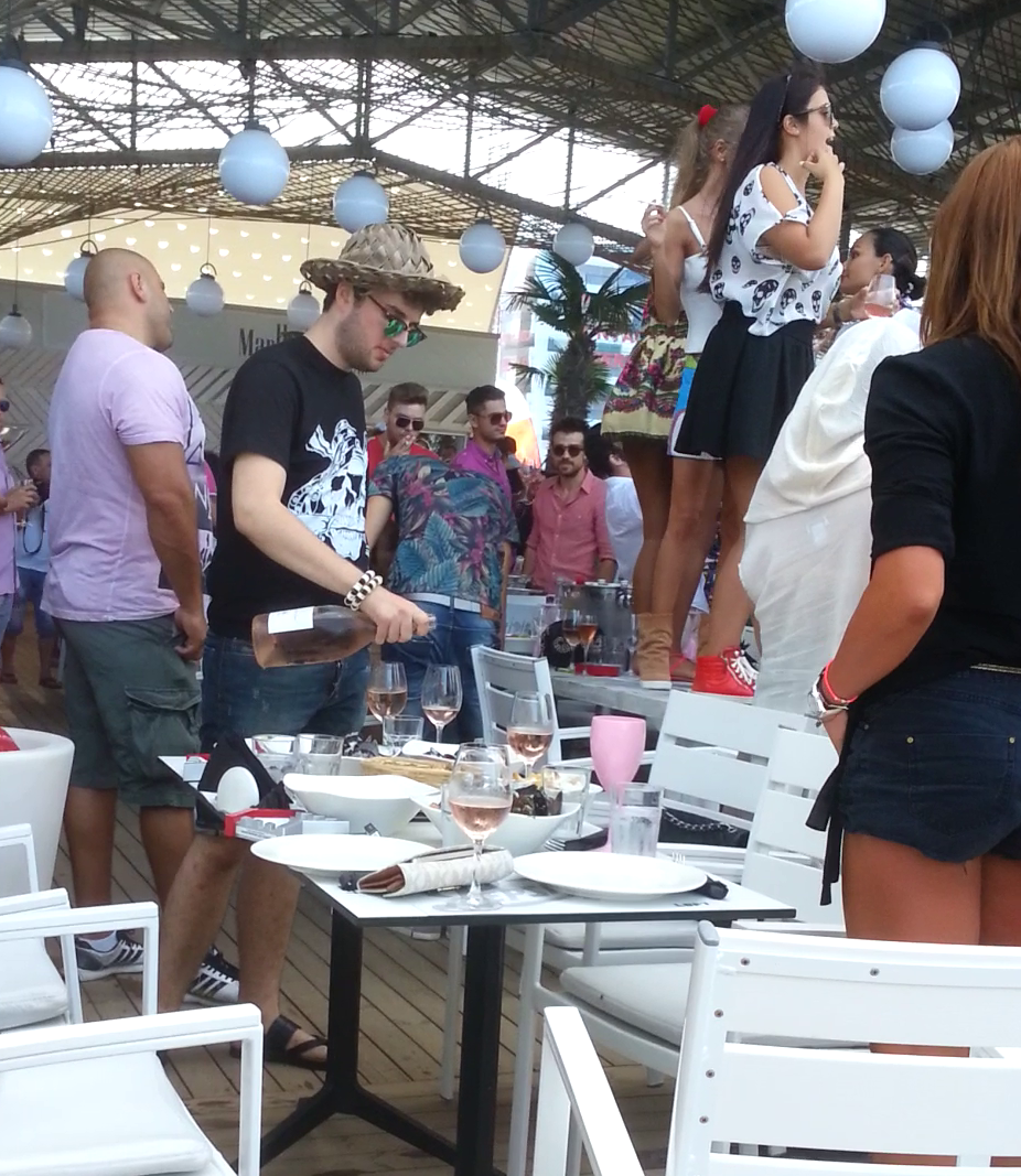 Victoras Micula isi umple paharul care s-a golit